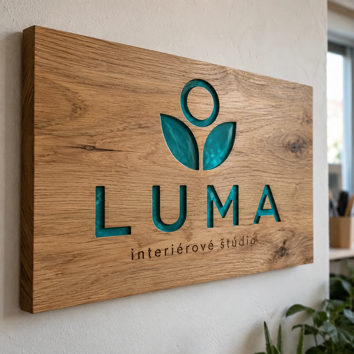 Holz-Firmenschild LUMA mit türkisfarbenem Epoxidharzlogo